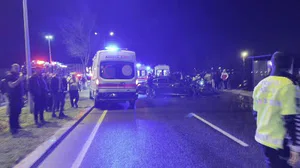 Otomobil otobüse çarptı: 5 yaralı