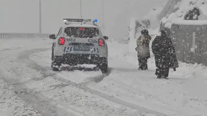 Karda mahsur kalan aileyi emniyet kurtardı