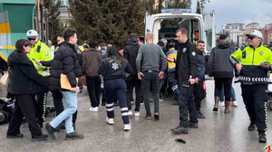 Kazada kamyonun altına sürüklenen motosikletteki 2 kişi yaralandı