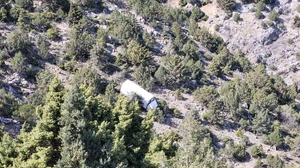 Freni patlayan kamyon uçuruma yuvarlandı