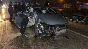 Kontrolden çıkan otomobil bariyerlere çarptı: 2 yaralı