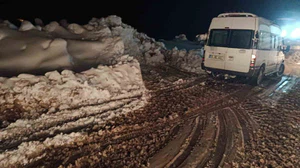 Siirt’te kar ve heyelan ulaşımı aksattı! Mahsur kalan vatandaşlar kurtarıldı