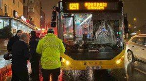 Üsküdar’da kırmızı ışıkta geçen yayaya İETT otobüsü çarptı