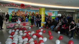 Beyaz önlüklerin ardındaki bayram neşesi: Hastane koridorları miniklerin kahkahalarıyla şenlendi