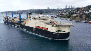 Boğaz’ın dev misafiri geçişini tamamladı: 325 metrelik yüzen fabrika rotasını Karadeniz’e çevirdi