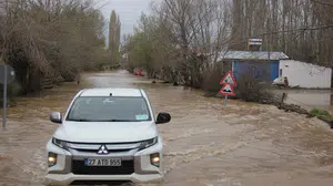 Sivas'ta Kızılırmak alarmı: Baraj kapakları açıldı, köy sular altında kaldı