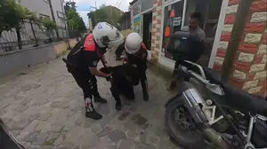 Ölümle burun buruna geldiği o anlarda imdadına polis yetişti: Şeker boğazına kaçan sürücüyü Heimlich manevrası kurtardı