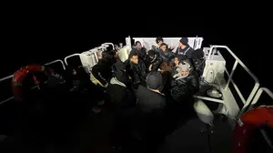 Ege'de umuda yolculuk hüsranla bitti: Sahil Güvenlik ekipleri 19 kişiyi kıskıvrak yakaladı