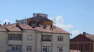 Ölümle dans böyle görüntülendi: 4 katlı binanın çatısında yürekleri ağza getiren anlar