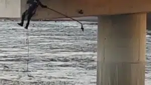 Köprü altında yürek burkan manzara: İtfaiye ekipleri dakikalarla yarıştı