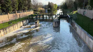 Eskişehir'de Porsuk Çayı alarm veriyor: Suyun üzerini kaplayan beyaz tabaka merak uyandırdı