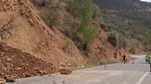 Tunceli’de korku dolu anlar: Yamaçtan kopan dev kütleler yolu trafiğe kapattı