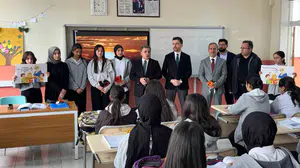 Çaldıran’da anlamlı dayanışma: Öğretmenlere çiçekli moral ziyareti