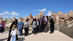 Sıralar boşaldı, Kapadokya doldu taştı: Öğrenciler dersi sınıfta değil peribacalarının arasında işliyor