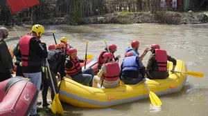 Gümüşhane’nin sularında adrenalin zirve yaptı: Kelkit Çayı’nda rafting şöleni