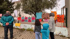 Acı dolu okulun kapısı çiçeklerle doldu: Kelimelerin bittiği yerde gözyaşları sel oldu