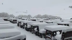 Baharın müjdecisi Nisan ayında kış sürprizi: Uludağ’da kar kalınlığı 1 metreyi aştı