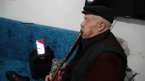 Dertli nefesiyle gurbete şifa oluyor: 76 yaşındaki Keleş Dayı’nın kavalından dökülen Anadolu ezgileri