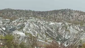 Arıcak’ta mevsim dışı sürpriz: Dolu yağışı ilçeyi beyaza boyadı