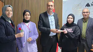 Öğretmenlere şiddete Kütahya'dan zarif yanıt: Gül ve çikolatayla vefa dersi verdiler