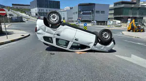 Esenyurt'ta korkutan kaza: Çarpmanın şiddetiyle havada uçtu, mucize eseri sağ çıktı