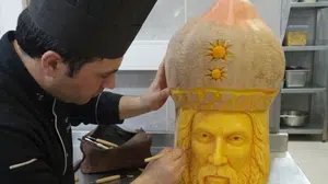 Mutfakta bıçakla değil adeta fırçayla çalışıyor: Karpuz ve bal kabağı onun elinde tabloya dönüşüyor