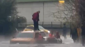 Adana’da göle dönen yolda mahsur kalan araçtaki 2 kişi kurtarıldı