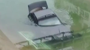 Adana’da otomobil sulamana kanalına düştü