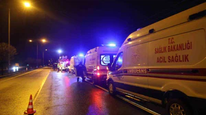 Kazada yaralanan kardeşi ile aynı ambulansa binmek isteyen yaralı ekiplere zor anlar yaşattı