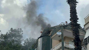 Marmaris’te çatı katı yangını: Mahsur kalan bir kişi kurtarıldı