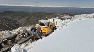 Muş’ta nisan ortasında karla mücadele sürüyor