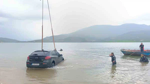 Siirt’te otomobil baraj gölüne düştü