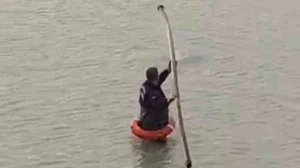 Yapay gölette mahsur kalan tilkiyi itfaiye kurtardı