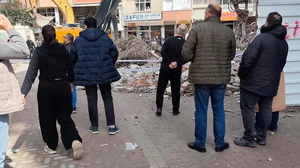 Zeytinburnu’nda bina yıkımı sırasında kopan parça çocuğun kafasına düştü: 1 ölü