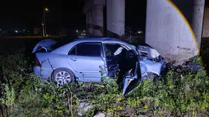 Karasu'da korkutan kaza: Köprü ayağına çarpan otomobildeki 2 kişi hastanelik oldu
