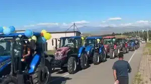 Lüks araçları unuttular: Siirt’te düğün konvoyu traktörlerle kuruldu