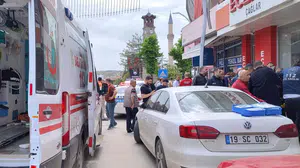 Caddede dehşet anları: Aracından iner inmez bıçaklı saldırıya uğradı