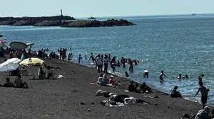 Karadeniz’in incisi Akçakoca’da bayram bereketi: Sahillerde adım atacak yer kalmadı