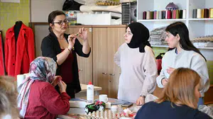 Manisa’da sanat rüzgarı: Vatandaşlar atölyelerde hünerlerini sergiledi