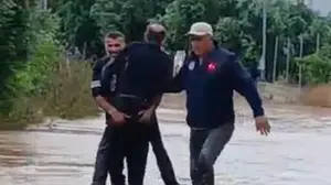 Mersin'de saniyelerle yarışılan kurtarma operasyonu: Sel sularına kapılan vatandaşı komşuları kurtardı