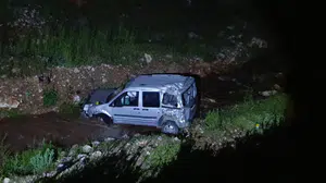 Malatya yolunda korku dolu anlar: Direksiyon hakimiyetini kaybeden sürücü dereye uçtu