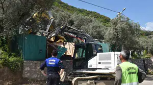 İznik’te tarım arazilerini koruma operasyonu: Kaçak yapılar tek tek yıkılıyor