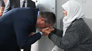 Vali Yılmaz’ın bayram mesaisi: 84 yaşındaki Ayşe teyzenin kapısını çaldı