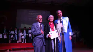 50 Yıllık Hayalini Gerçekleştirdi: 70 Yaşında Diplomayı Profesör Oğlundan Aldı