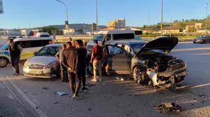 Elazığ’da korkutan kavşak kazası: 4 kişi hastanelik oldu