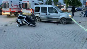 İnegöl'de akşam saatlerinde korkutan kaza: Motosikletli gençler hastanelik oldu