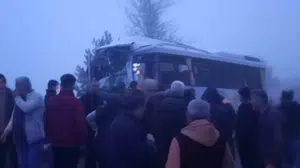 Bolu'da dehşet anları: Kaygan yolda kontrolden çıkan tır midibüsü biçti