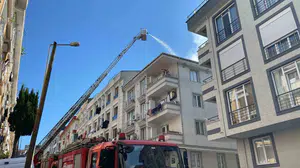 Küçükçekmece’de kabus dolu anlar: Alevler çatıyı sardı, mahalleli sokağa döküldü