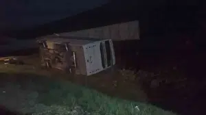 Final yolculuğu kabusa döndü: Taraftarları taşıyan midibüs şarampole uçtu