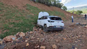 Bingöl-Muş yolunda korkutan kaza: Direksiyon hakimiyetini kaybeden araç şarampole uçtu